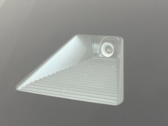 【ホンダセンシング】走行中に前方の車両等を認識し、衝突しそうな時は警報とブレーキで衝突回避と被害軽減をアシスト。より安全にドライブをお楽しみいただけます。