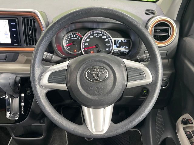 インテリアに合わせたデザインのステアリングは、運転される方のことも考え、運転しやすい形状、大きさです。是非一度、実際に触ってお確かめください。
