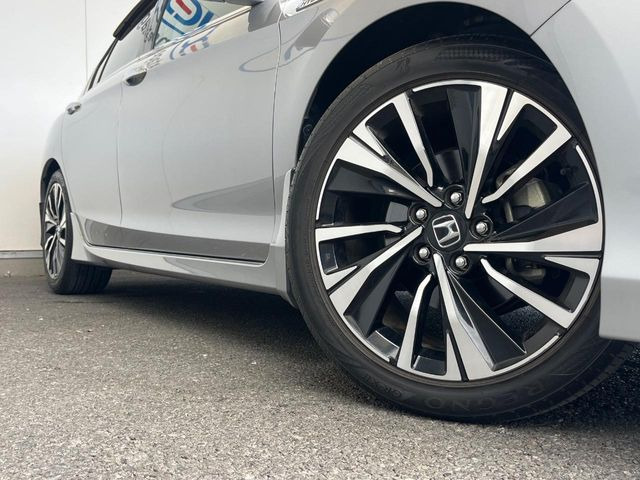 �y����18�C���`�A���~�z�C�[���z�O�ςɃ}�b�`���������A���~�z�C�[���𑕒����Ă���܂��B�e��ЊO�A���~�z�C�[����A�X�^�b�h���X�^�C�����戵�����Ă���܂��B���񂲑��k����������