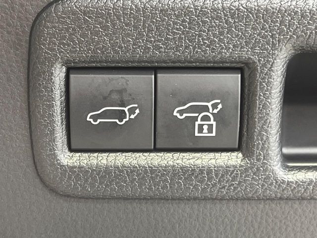 【パワーバックドア】スマートキーや運転席のボタンを押すだけでリアゲートが自動で開閉します!荷物を持っている時や、高い位置にあるバックドアを閉める際に便利な機能です♪