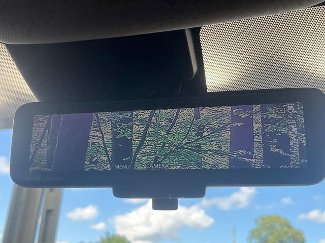 【インテリジェントルームミラー】後席の大きな荷物や同乗者で後方が確認しづらい時でも安心!カメラが撮影した車両後方の映像をルームミラー内に表示。クリアな視界で状況の確認が可能です!