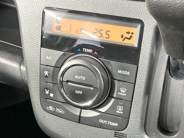 【オートエアコン】一度お好みの温度に設定すれば、車内の温度を検知し風量や温度を自動で調整。暑い&hellip;寒い&hellip;と何度もスイッチ操作をする必要はありません。快適な車内空間には必須の機能ですね♪
