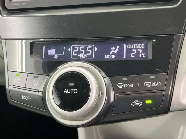 【オートエアコン】一度お好みの温度に設定すれば、車内の温度を検知し風量や温度を自動で調整。暑い&hellip;寒い&hellip;と何度もスイッチ操作をする必要はありません。快適な車内空間には必須の機能ですね♪