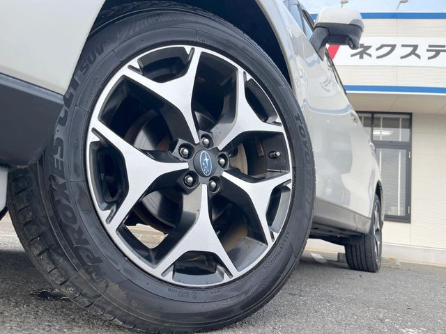 �y����18�C���`�A���~�z�C�[���z�O�ςɃ}�b�`���������A���~�z�C�[���𑕒����Ă���܂��B�e��ЊO�A���~�z�C�[����A�X�^�b�h���X�^�C�����戵�����Ă���܂��B���񂲑��k����������