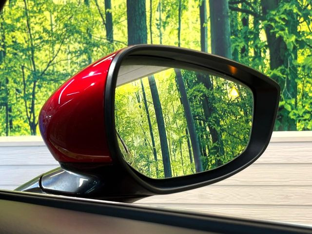 【ブラインドスポットモニタリング】走行中、ドアミラーの死角になりやすい箇所に後続車が接近するとサイドミラー付近に警告を表示、ドライバーに注意喚起をしてくれます。