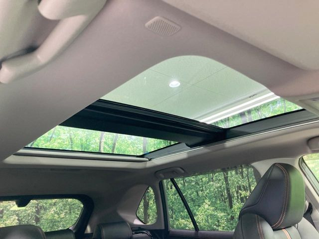 【パノラマルーフ】大型のガラスルーフ搭載で車内の解放感が一気にアップ!開放的なドライブをお楽しみいただけます。