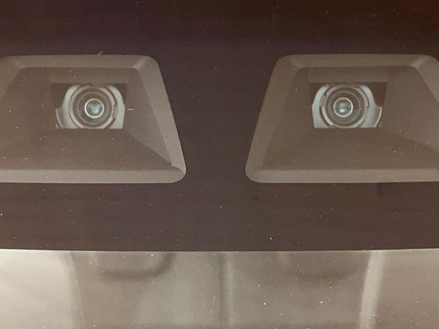 【スマートアシスト】走行中に前方の車両等を認識し、衝突しそうな時は警報とブレーキで衝突回避と被害軽減をアシスト。より安全にドライブをお楽しみいただけます。