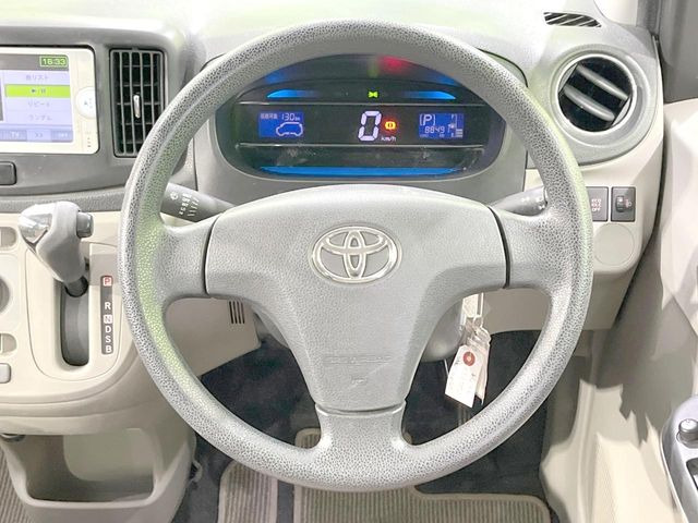 �C���e���A�ɍ��킹���f�U�C���̃X�e�A�����O�́A�^�]�������̂��Ƃ��l���A�^�]���₷���`��A�傫���ł��B�����x�A���ۂɐG���Ă��m���߂��������B