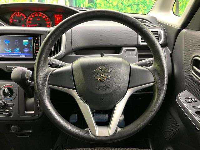 �C���e���A�ɍ��킹���f�U�C���̃X�e�A�����O�́A�^�]�������̂��Ƃ��l���A�^�]���₷���`��A�傫���ł��B�����x�A���ۂɐG���Ă��m���߂��������B