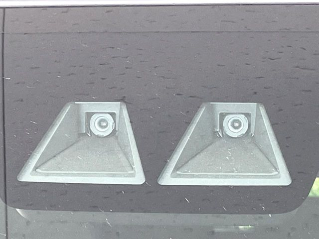 【スマートアシスト】走行中に前方の車両等を認識し、衝突しそうな時は警報とブレーキで衝突回避と被害軽減をアシスト。より安全にドライブをお楽しみいただけます。