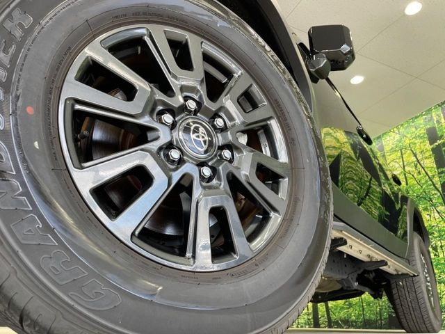 �y����18�C���`�A���~�z�C�[���z�O�ςɃ}�b�`���������A���~�z�C�[���𑕒����Ă���܂��B�e��ЊO�A���~�z�C�[����A�X�^�b�h���X�^�C�����戵�����Ă���܂��B���񂲑��k����������
