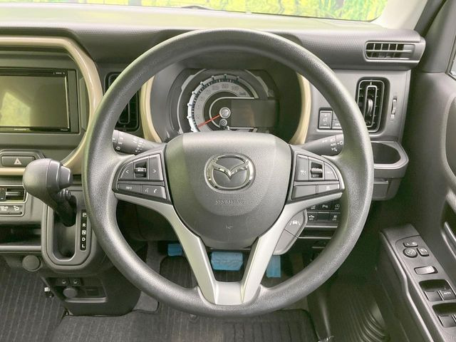 �C���e���A�ɍ��킹���f�U�C���̃X�e�A�����O�́A�^�]�������̂��Ƃ��l���A�^�]���₷���`��A�傫���ł��B�����x�A���ۂɐG���Ă��m���߂��������B
