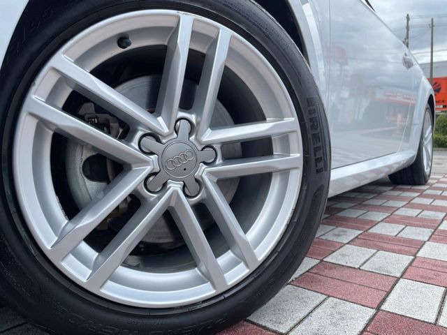 ●純正17インチアルミホイール:輸入車ならではの卓越した走りを支えるホイールと足回りです!日本車の走りに慣れている方にもぜひ体感して頂きたいほど、高いレベルでまとまっています
