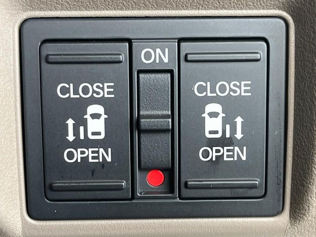【両側パワースライドドア】スマートキーや運転席のスイッチで後席両側スライドドアの開閉が可能♪電動だから力を入れてドアを開ける必要が無く、小さなお子様でも簡単に開け閉めでき快適です♪