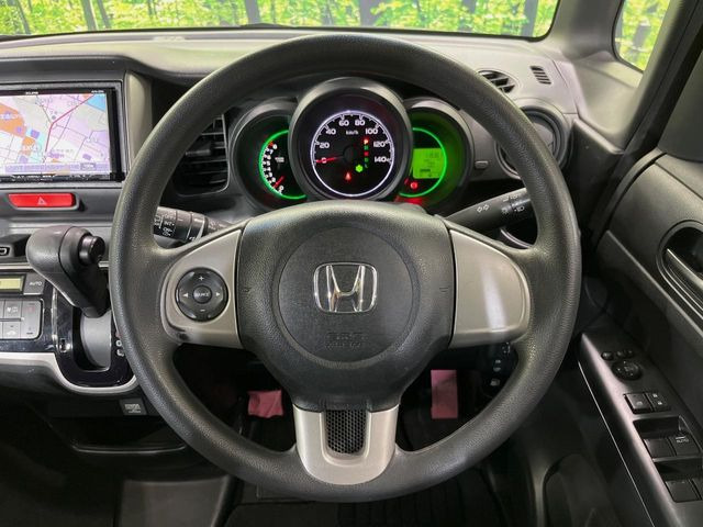 �C���e���A�ɍ��킹���f�U�C���̃X�e�A�����O�́A�^�]�������̂��Ƃ��l���A�^�]���₷���`��A�傫���ł��B�����x�A���ۂɐG���Ă��m���߂��������B