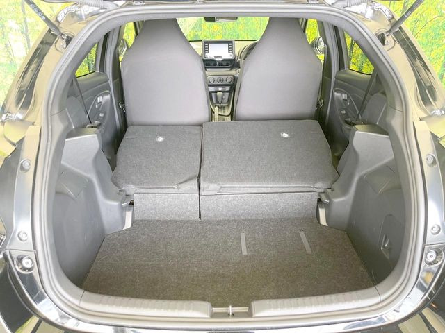 普段のお買い物や通勤、送迎等に十分な荷室スペースを確保しております。セカンドシートを倒すと、大きな荷物の積載も可能です♪