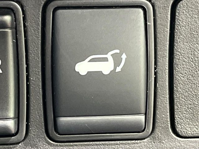 【パワーバックドア】スマートキーや運転席のボタンを押すだけでリアゲートが自動で開閉します!荷物を持っている時や、高い位置にあるバックドアを閉める際に便利な機能です♪