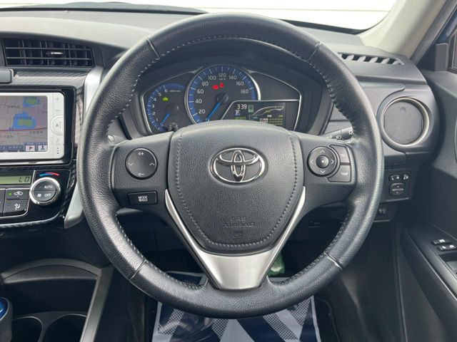 �C���e���A�ɍ��킹���f�U�C���̃X�e�A�����O�́A�^�]�������̂��Ƃ��l���A�^�]���₷���`��A�傫���ł��B�����x�A���ۂɐG���Ă��m���߂��������B