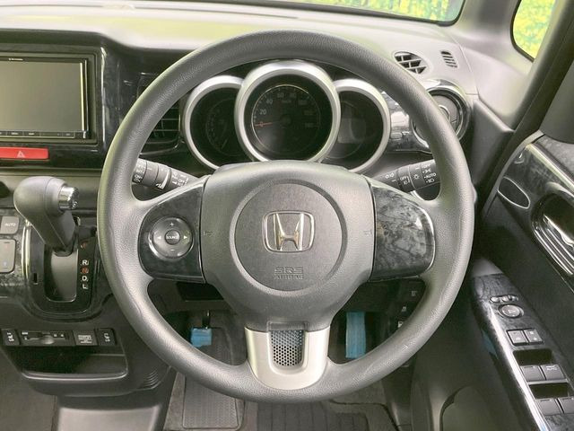 �C���e���A�ɍ��킹���f�U�C���̃X�e�A�����O�́A�^�]�������̂��Ƃ��l���A�^�]���₷���`��A�傫���ł��B�����x�A���ۂɐG���Ă��m���߂��������B