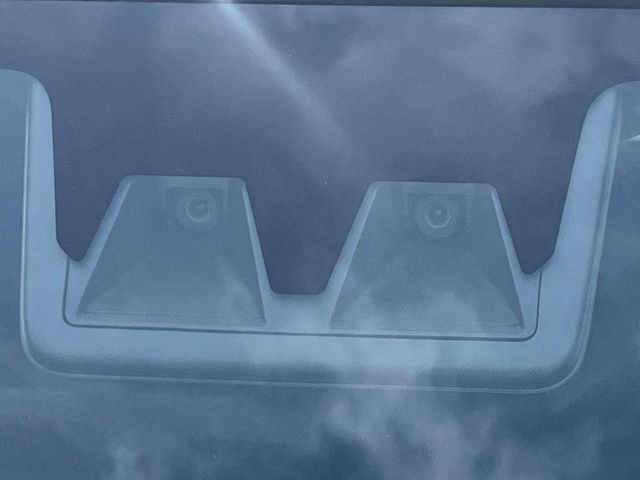 【スマートアシスト】走行中に前方の車両等を認識し、衝突しそうな時は警報とブレーキで衝突回避と被害軽減をアシスト。より安全にドライブをお楽しみいただけます。