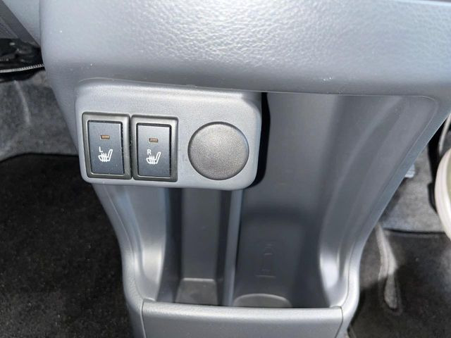 【シートヒーター】寒い日に重宝するシートヒーター!エアコンより早く温まってくれるので寒がりの人も安心ですね♪エアコンの温風は乾燥するから苦手、という方にもをおすすめです。