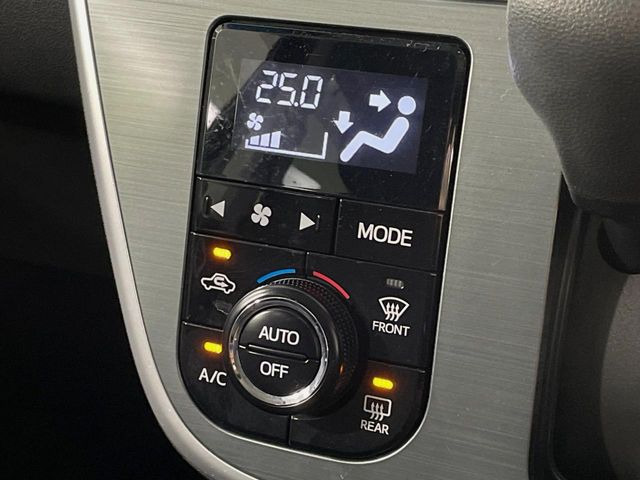【オートエアコン】一度お好みの温度に設定すれば、車内の温度を検知し風量や温度を自動で調整。暑い&hellip;寒い&hellip;と何度もスイッチ操作をする必要はありません。快適な車内空間には必須の機能ですね♪