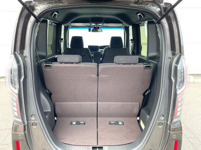 普段のお買い物や通勤、送迎等に十分な荷室スペースを確保しております。セカンドシートを倒すと、大きな荷物の積載も可能です♪