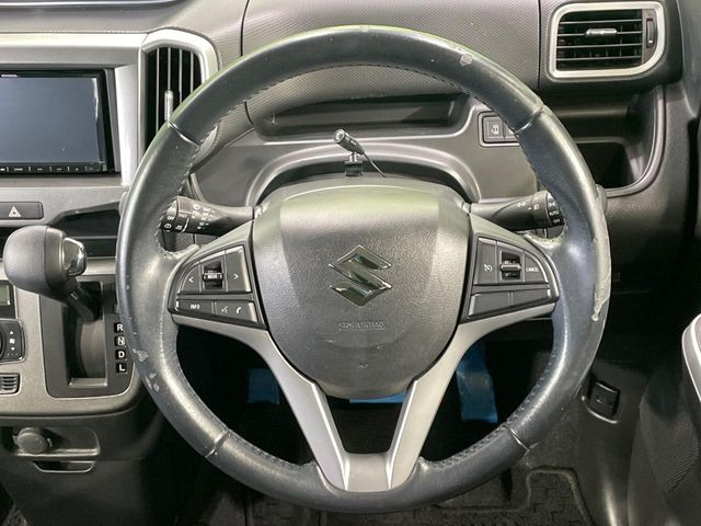 �C���e���A�ɍ��킹���f�U�C���̃X�e�A�����O�́A�^�]�������̂��Ƃ��l���A�^�]���₷���`��A�傫���ł��B�����x�A���ۂɐG���Ă��m���߂��������B