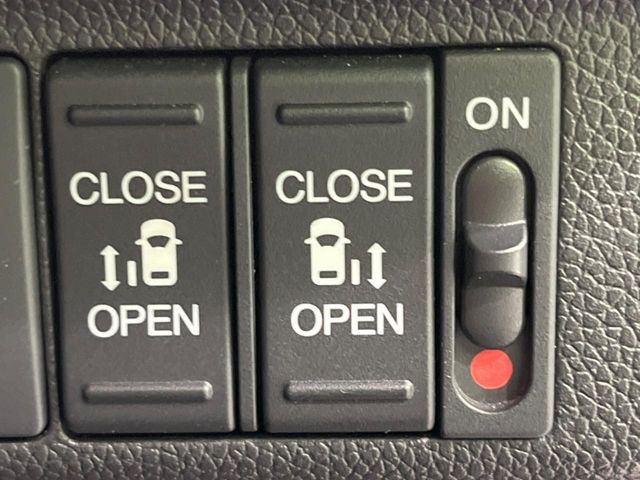 【両側パワースライドドア】スマートキーや運転席のスイッチで後席両側スライドドアの開閉が可能♪電動だから力を入れてドアを開ける必要が無く、小さなお子様でも簡単に開け閉めでき快適です♪