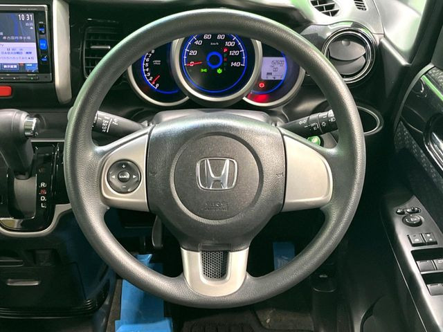 �C���e���A�ɍ��킹���f�U�C���̃X�e�A�����O�́A�^�]�������̂��Ƃ��l���A�^�]���₷���`��A�傫���ł��B�����x�A���ۂɐG���Ă��m���߂��������B