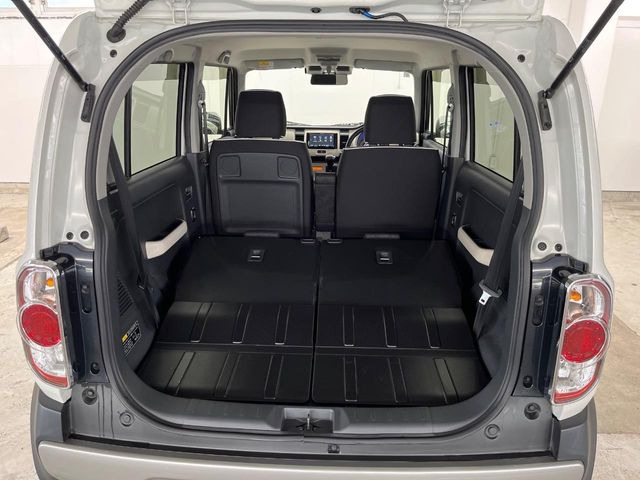 積み下ろしのしやすいデッキにはたっぷりと荷物を積み込んでいただけます。遊びから仕事まで、様々なシーンで頼れます♪