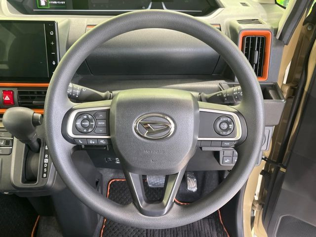 �C���e���A�ɍ��킹���f�U�C���̃X�e�A�����O�́A�^�]�������̂��Ƃ��l���A�^�]���₷���`��A�傫���ł��B�����x�A���ۂɐG���Ă��m���߂��������B