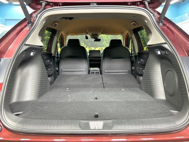 積み下ろしのしやすいデッキにはたっぷりと荷物を積み込んでいただけます。遊びから仕事まで、様々なシーンで頼れます♪