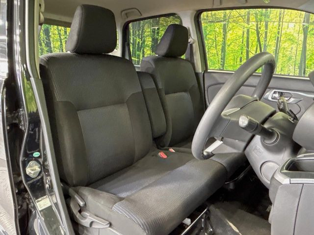 運転席シート廻りは使用感も少なく、良好な状態となっています。丁寧に使われていたことがよくわかりますね。
