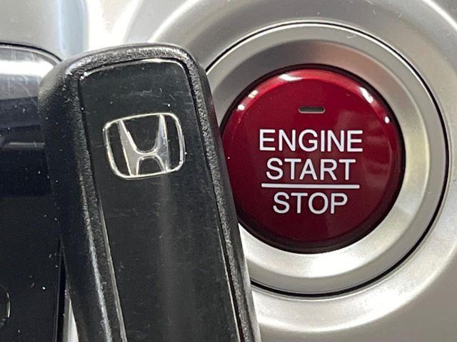 �yHonda�X�}�[�g�L�[�z�J�o����|�P�b�g�ɓ��ꂽ�܂܂ł��h�A�̎{���E�������\�ȃX�}�[�g�L�[�𑕔��B�G���W���̃I���E�I�t�����J�M�����o���K�v����������Ƃ��Ă��֗��ł���
