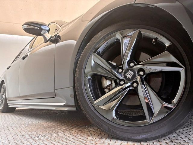 【純正18インチアルミホイール】外観にマッチした純正アルミホイールを装着しております。各種社外アルミホイールや、スタッドレスタイヤも取扱いしております。是非ご相談ください♪
