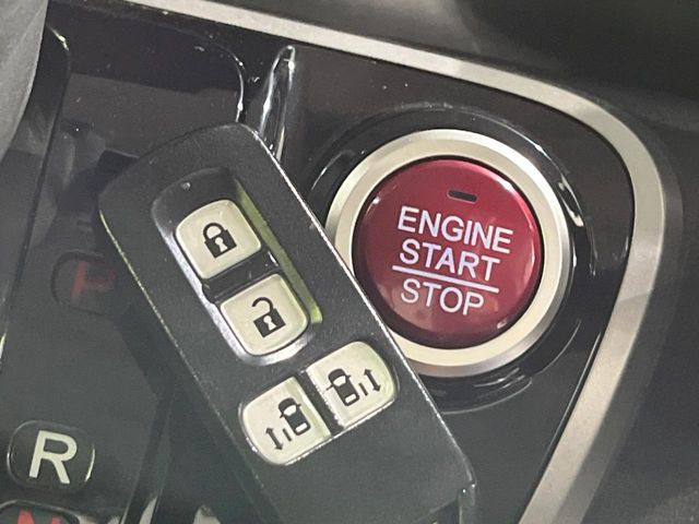 �yHonda�X�}�[�g�L�[�z�J�o����|�P�b�g�ɓ��ꂽ�܂܂ł��h�A�̎{���E�������\�ȃX�}�[�g�L�[�𑕔��B�G���W���̃I���E�I�t�����J�M�����o���K�v����������Ƃ��Ă��֗��ł���