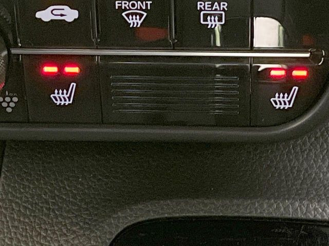 【シートヒーター】寒い日に重宝するシートヒーター!エアコンより早く温まってくれるので寒がりの人も安心ですね♪エアコンの温風は乾燥するから苦手、という方にもをおすすめです。