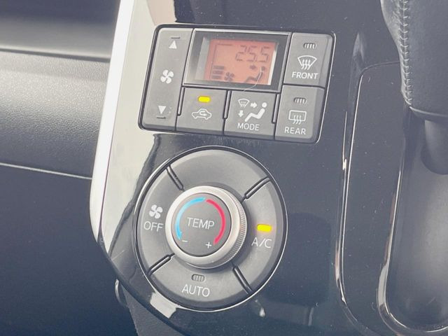 【オートエアコン】一度お好みの温度に設定すれば、車内の温度を検知し風量や温度を自動で調整。暑い&hellip;寒い&hellip;と何度もスイッチ操作をする必要はありません。快適な車内空間には必須の機能ですね♪