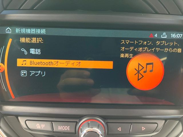 ��Bluetooth:���莝���̃X�}�[�g�t�H���ȂǂƐڑ����A�n���Y�t���[�ʘb��Տꊴ����~���[�W�b�N�Đ������y���݂��������܂��B�����ڑ��ł��̂Ŕς킵��������܂����