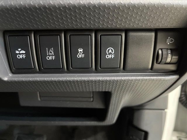 【車線逸脱抑制機能】高速道路走行時、車線からはみ出しそうな時にステアリングを制御し車線内を走行する様にアシスト。より安全な運転をサポートしてくれます!
