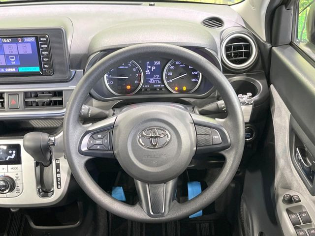 �C���e���A�ɍ��킹���f�U�C���̃X�e�A�����O�́A�^�]�������̂��Ƃ��l���A�^�]���₷���`��A�傫���ł��B�����x�A���ۂɐG���Ă��m���߂��������B