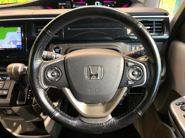 �C���e���A�ɍ��킹���f�U�C���̃X�e�A�����O�́A�^�]�������̂��Ƃ��l���A�^�]���₷���`��A�傫���ł��B�����x�A���ۂɐG���Ă��m���߂��������B