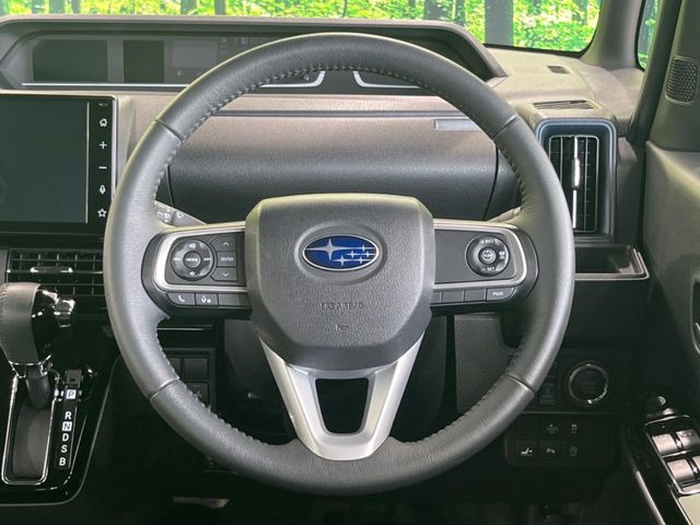 �C���e���A�ɍ��킹���f�U�C���̃X�e�A�����O�́A�^�]�������̂��Ƃ��l���A�^�]���₷���`��A�傫���ł��B�����x�A���ۂɐG���Ă��m���߂��������B