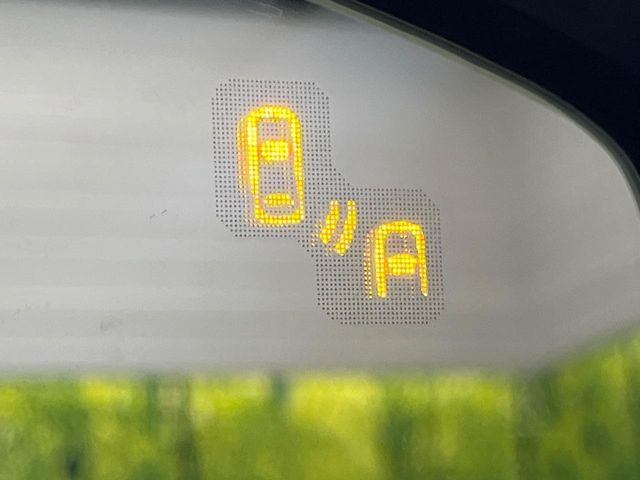 【ブラインドスポットモニタリング】走行中、ドアミラーの死角になりやすい箇所に後続車が接近するとサイドミラー付近に警告を表示、ドライバーに注意喚起をしてくれます。