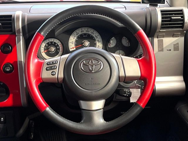 �C���e���A�ɍ��킹���f�U�C���̃X�e�A�����O�́A�^�]�������̂��Ƃ��l���A�^�]���₷���`��A�傫���ł��B�����x�A���ۂɐG���Ă��m���߂��������B