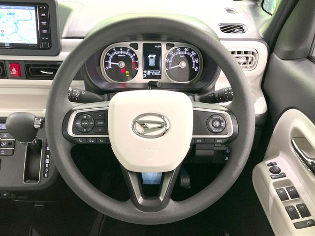インテリアに合わせたデザインのステアリングは、運転される方のことも考え、運転しやすい形状、大きさです。是非一度、実際に触ってお確かめください。