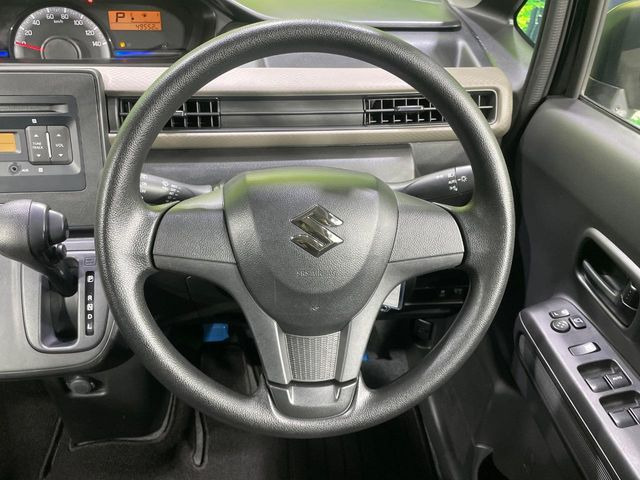 インテリアに合わせたデザインのステアリングは、運転される方のことも考え、運転しやすい形状、大きさです。是非一度、実際に触ってお確かめください。