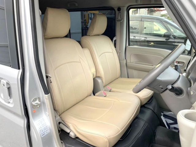 運転席シート廻りは使用感も少なく、良好な状態となっています。前オーナー様が丁寧に使っていたことがよくわかりますね。