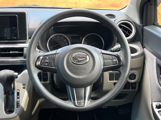 �C���e���A�ɍ��킹���f�U�C���̃X�e�A�����O�́A�^�]�������̂��Ƃ��l���A�^�]���₷���`��A�傫���ł��B�����x�A���ۂɐG���Ă��m���߂��������B